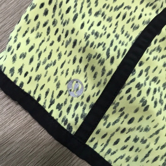 Lululemon Tracker Short III 4-way Stretch Dottie Dash Clarity Yellow Black - Picture 4 of 6